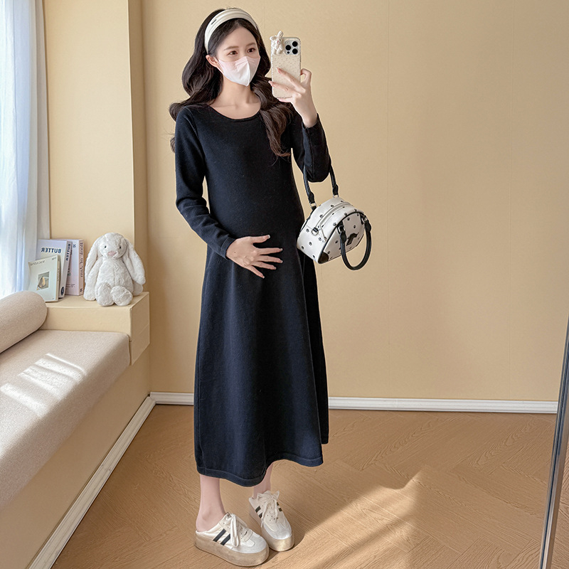 Nėščiosios suknelė rudens-žiemos sezonui, laisvo kirpimo, apvali kaklo linija, ilgomis rankovėmis, vilnos–viskozės mišinio audinys (viskozė 30–50%), vidutinio ilgio, patchwork detalės ant sijono