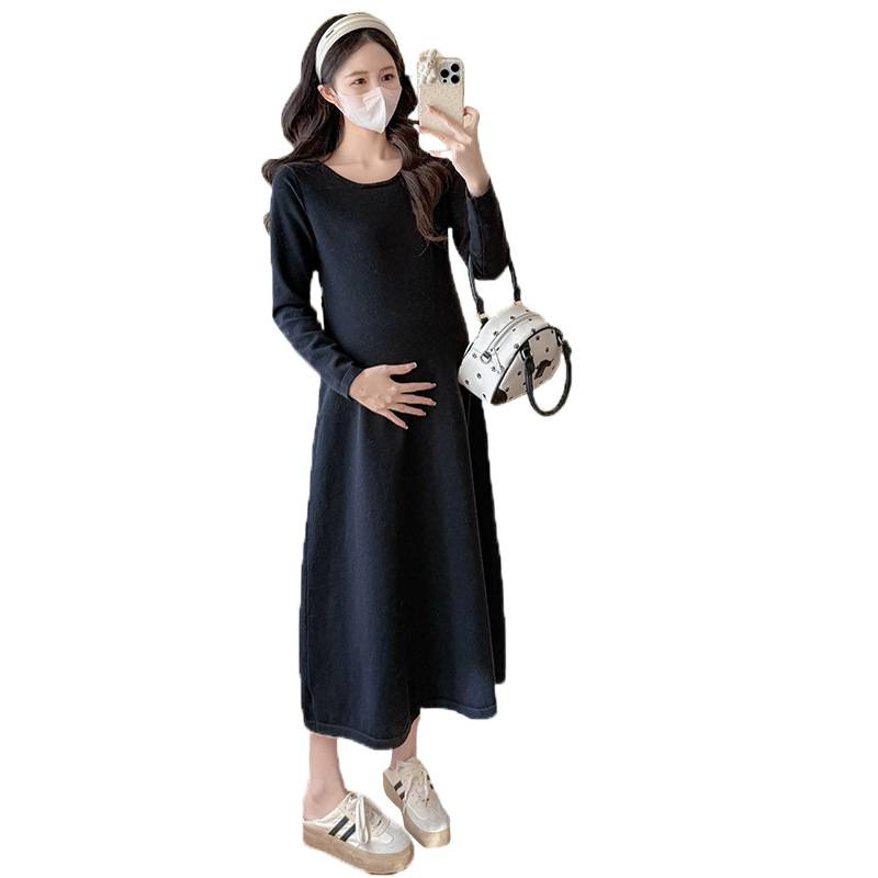 Nėščiosios suknelė rudens-žiemos sezonui, laisvo kirpimo, apvali kaklo linija, ilgomis rankovėmis, vilnos–viskozės mišinio audinys (viskozė 30–50%), vidutinio ilgio, patchwork detalės ant sijono