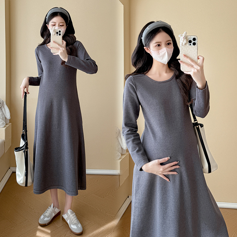 Nėščiosios suknelė rudens-žiemos sezonui, laisvo kirpimo, apvali kaklo linija, ilgomis rankovėmis, vilnos–viskozės mišinio audinys (viskozė 30–50%), vidutinio ilgio, patchwork detalės ant sijono