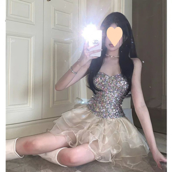 Haljina bez naramenica sa šljokicama, puffasta suknja tipa torta, srednji struk, poliester