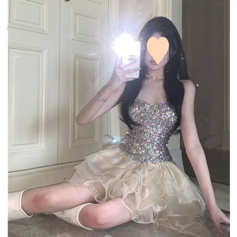 Haljina bez naramenica sa šljokicama, puffasta suknja tipa torta, srednji struk, poliester