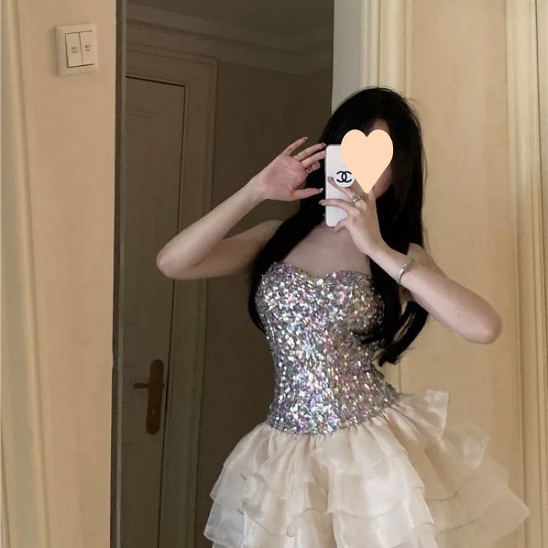 Haljina bez naramenica sa šljokicama, puffasta suknja tipa torta, srednji struk, poliester