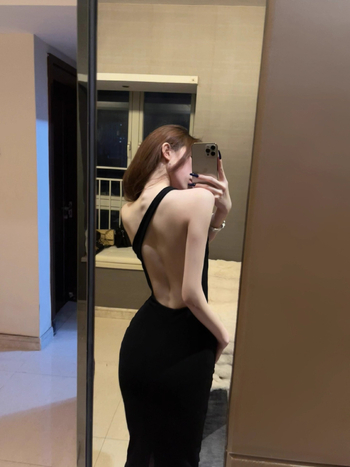 Haljina od poliestera, bez rukava, šikim ovratnikom, srednje duljine, kroj na bokove, srednji pojas, stil nagnutih ramena, kraljevski stil sestre