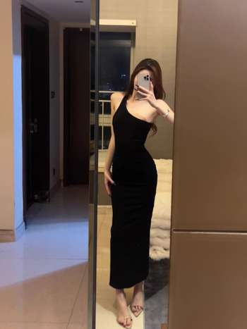 Haljina od poliestera, bez rukava, šikim ovratnikom, srednje duljine, kroj na bokove, srednji pojas, stil nagnutih ramena, kraljevski stil sestre