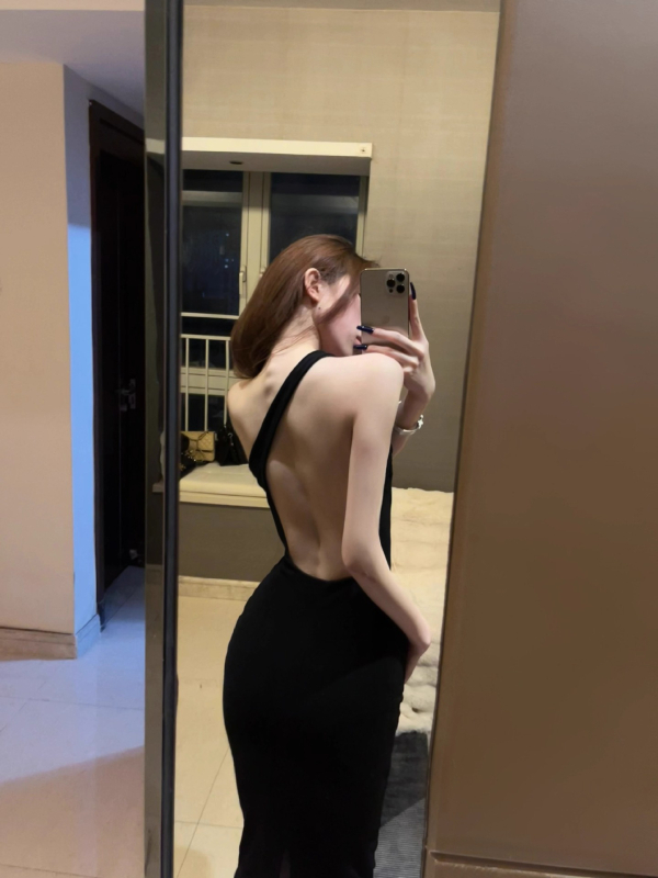 Haljina od poliestera, bez rukava, šikim ovratnikom, srednje duljine, kroj na bokove, srednji pojas, stil nagnutih ramena, kraljevski stil sestre