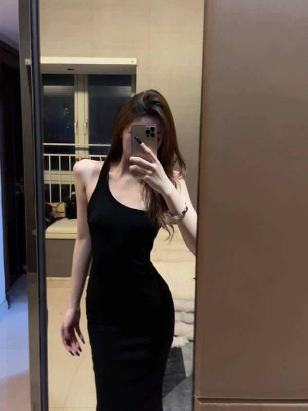 Haljina od poliestera, bez rukava, šikim ovratnikom, srednje duljine, kroj na bokove, srednji pojas, stil nagnutih ramena, kraljevski stil sestre