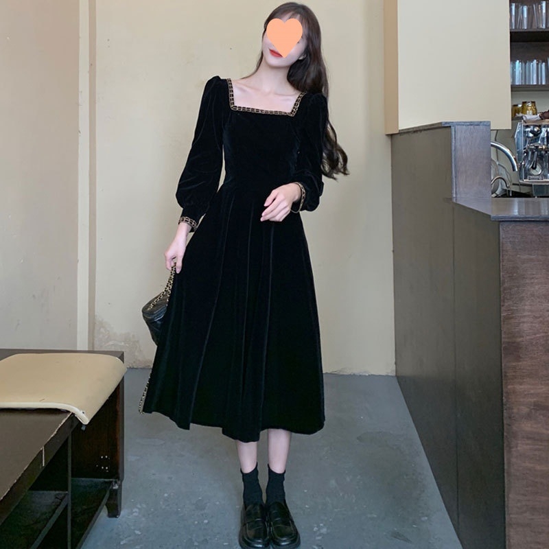 Haljina u francuskom stilu od velura, kvadratni ovratnik, dugi rukavi, A-linijski kroj, elastični velur