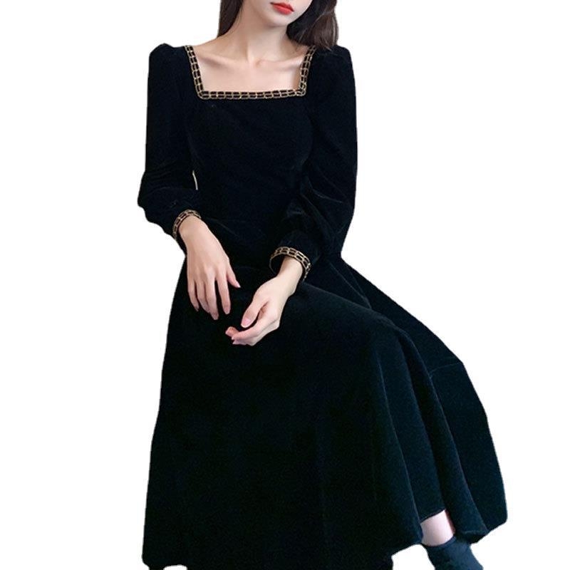 Haljina u francuskom stilu od velura, kvadratni ovratnik, dugi rukavi, A-linijski kroj, elastični velur