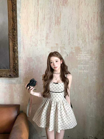 Φόρεμα από πολυεστέρα, τύπου τοπ με ψηλή μέση, χωρίς μανίκια, λαιμό σε σχήμα U, κοντό μήκος, μοτίβο με κυματιστές κουκκίδες και λεπτομέρειες κολλάζ