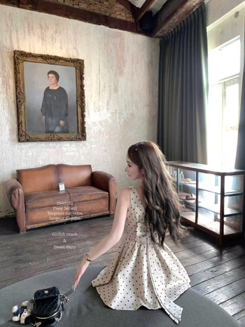 Φόρεμα από πολυεστέρα, τύπου τοπ με ψηλή μέση, χωρίς μανίκια, λαιμό σε σχήμα U, κοντό μήκος, μοτίβο με κυματιστές κουκκίδες και λεπτομέρειες κολλάζ