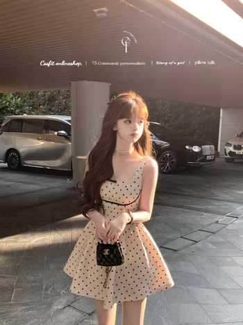 Φόρεμα από πολυεστέρα, τύπου τοπ με ψηλή μέση, χωρίς μανίκια, λαιμό σε σχήμα U, κοντό μήκος, μοτίβο με κυματιστές κουκκίδες και λεπτομέρειες κολλάζ