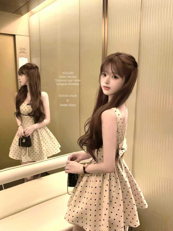 Φόρεμα από πολυεστέρα, τύπου τοπ με ψηλή μέση, χωρίς μανίκια, λαιμό σε σχήμα U, κοντό μήκος, μοτίβο με κυματιστές κουκκίδες και λεπτομέρειες κολλάζ