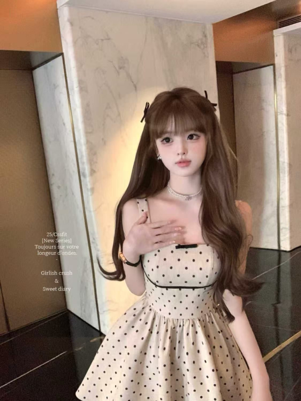 Φόρεμα από πολυεστέρα, τύπου τοπ με ψηλή μέση, χωρίς μανίκια, λαιμό σε σχήμα U, κοντό μήκος, μοτίβο με κυματιστές κουκκίδες και λεπτομέρειες κολλάζ