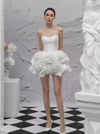 Rochie cu siluetă tube-top, fără mâneci, talie înaltă, fustă scurtă în formă de umbrelă; poliester solid, detalii de colaj.