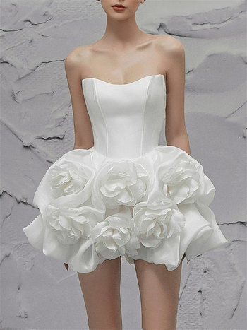 Rochie cu siluetă tube-top, fără mâneci, talie înaltă, fustă scurtă în formă de umbrelă; poliester solid, detalii de colaj.