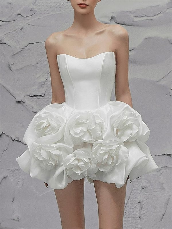 Rochie cu siluetă tube-top, fără mâneci, talie înaltă, fustă scurtă în formă de umbrelă; poliester solid, detalii de colaj.