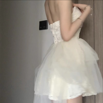 Haljina s puff suknjom, bez rukava, dekolte tip tube-top, mrežasti materijal, kratka duljina, proljeće 2025