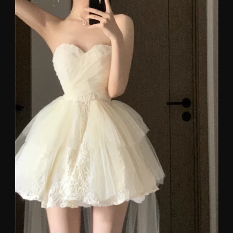 Haljina s puff suknjom, bez rukava, dekolte tip tube-top, mrežasti materijal, kratka duljina, proljeće 2025