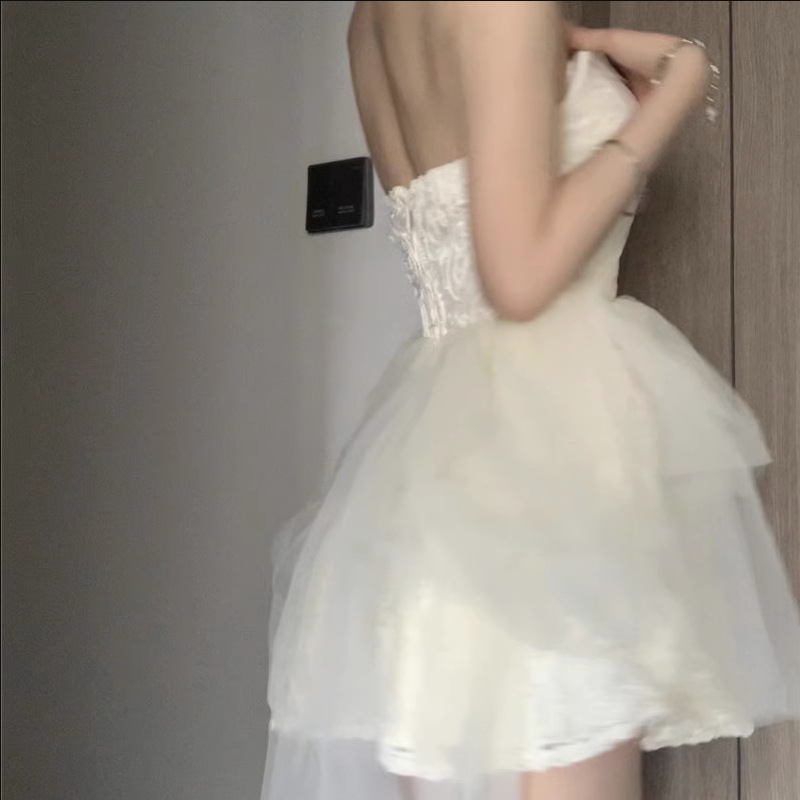 Haljina s puff suknjom, bez rukava, dekolte tip tube-top, mrežasti materijal, kratka duljina, proljeće 2025