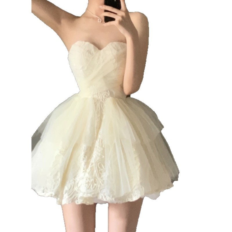 Haljina s puff suknjom, bez rukava, dekolte tip tube-top, mrežasti materijal, kratka duljina, proljeće 2025