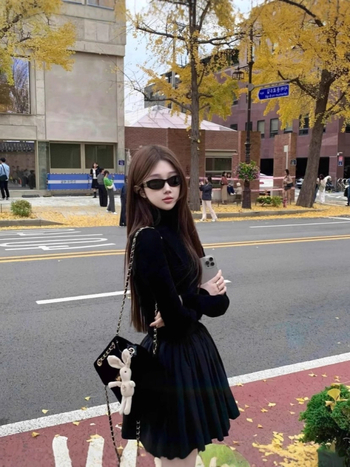 Rochie cu mâneci lungi, guler semiînalt, fustă pufoasă, poliester uni, talie înaltă