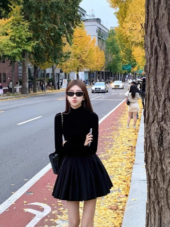 Rochie cu mâneci lungi, guler semiînalt, fustă pufoasă, poliester uni, talie înaltă