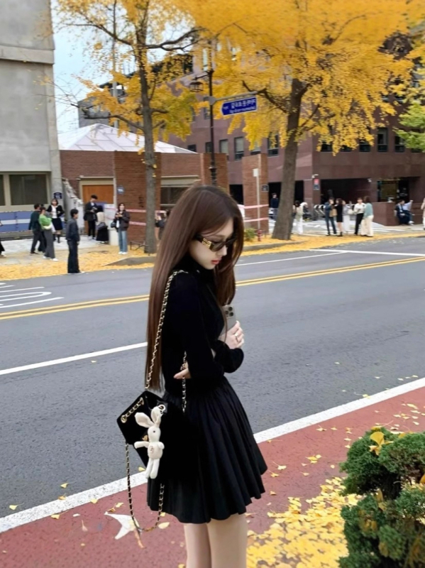 Rochie cu mâneci lungi, guler semiînalt, fustă pufoasă, poliester uni, talie înaltă