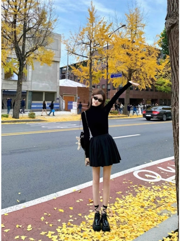 Rochie cu mâneci lungi, guler semiînalt, fustă pufoasă, poliester uni, talie înaltă