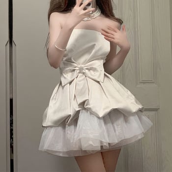 Rochie în stil bustier, croială A-line, lungime scurtă, decolteu pe un umăr, talie înaltă.