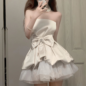 Rochie în stil bustier, croială A-line, lungime scurtă, decolteu pe un umăr, talie înaltă.