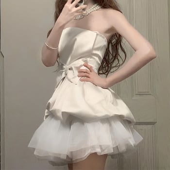 Rochie în stil bustier, croială A-line, lungime scurtă, decolteu pe un umăr, talie înaltă.