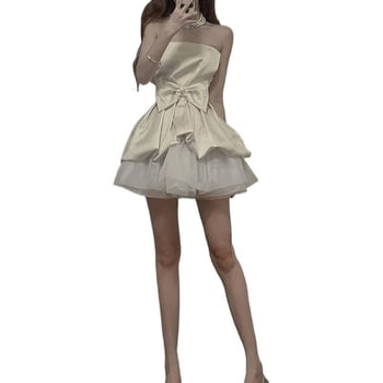 Rochie în stil bustier, croială A-line, lungime scurtă, decolteu pe un umăr, talie înaltă.