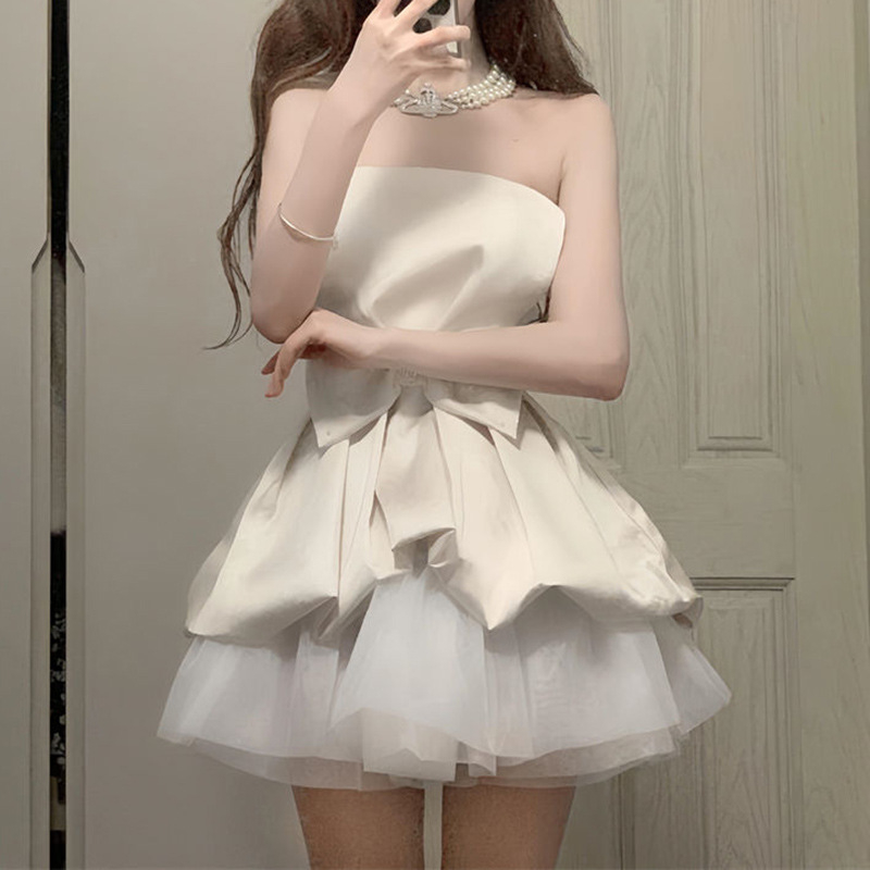 Rochie în stil bustier, croială A-line, lungime scurtă, decolteu pe un umăr, talie înaltă.