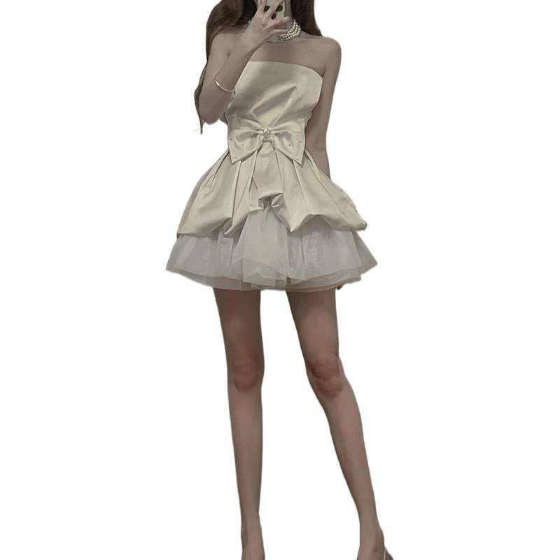 Rochie în stil bustier, croială A-line, lungime scurtă, decolteu pe un umăr, talie înaltă.