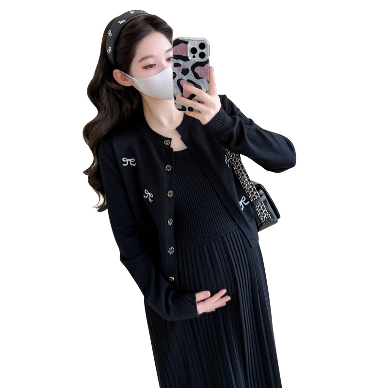 Nėštukės megztinis viršus ir klostuotas sijonas komplektas su siuvinėjimu Korejos stiliuje