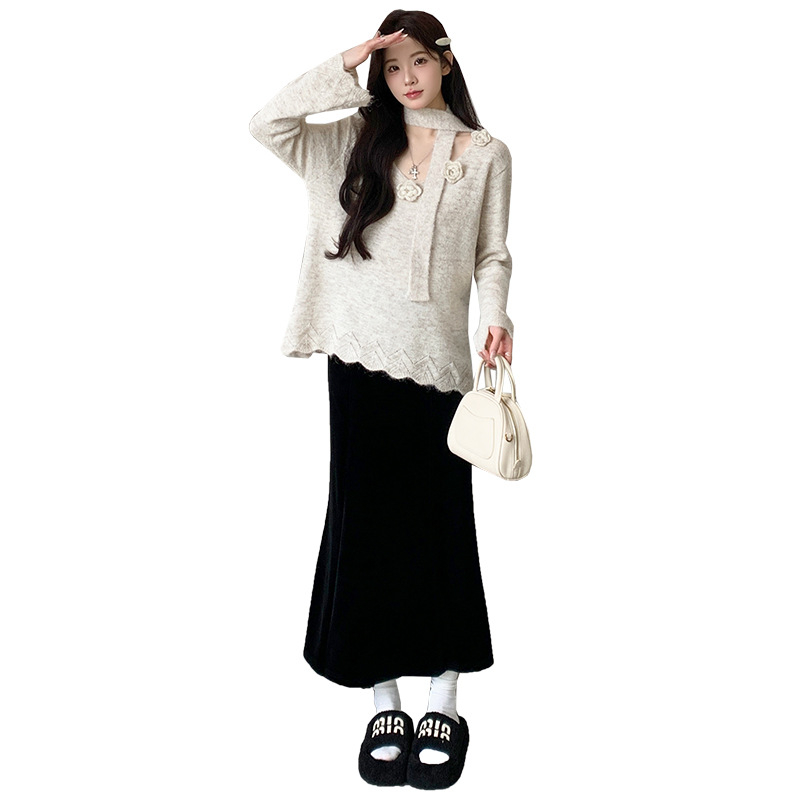 Nėštumo komplektas: megztinis su V kaklo iškirpte ir perforacijomis + aksominis žuvies uodegos formos sijonas, rudens–žiemos 2025