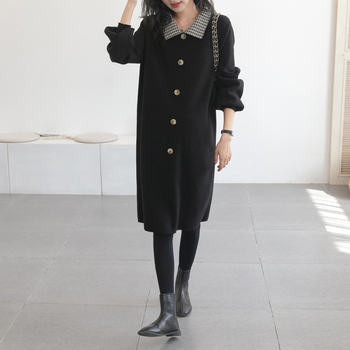 Suknelė iš poliesterio su ilga rankovėmis, vidutinio ilgio A linijos siluetas, poliesterio audinys 80–90%, retro stilus.