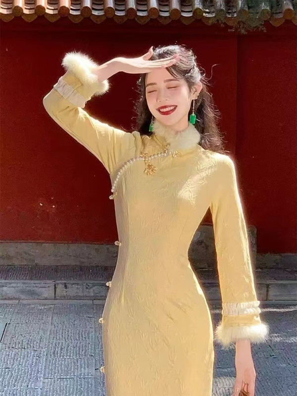 Rochie midi cu bretele, guler polo, mâneci lungi, din PVC.