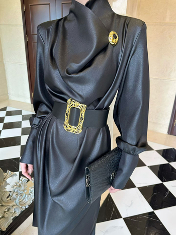 Rochie elegantă cu mâneci lungi, șnur de închidere, guler încrucișat, croială A-line, talie înaltă — amestec poliester-bumbac