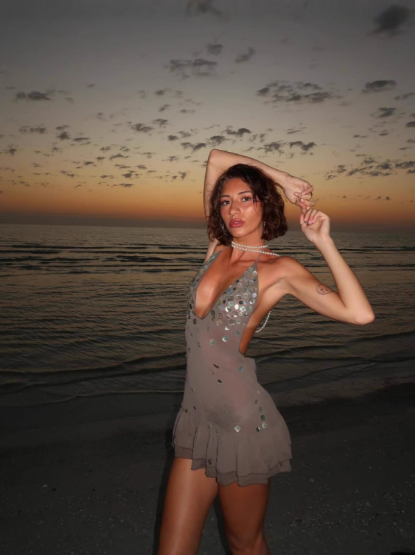 Haljina – halter vrat, paijete, poliester, V izrez
