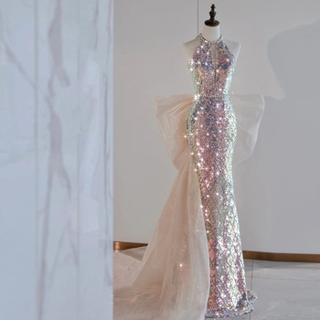 Večernja haljina s halter dekolteom i šljokicama, naglašeni struk, sirena silueta s ribljim repom, pogodna za bankete, vjenčanja i formalne događaje
