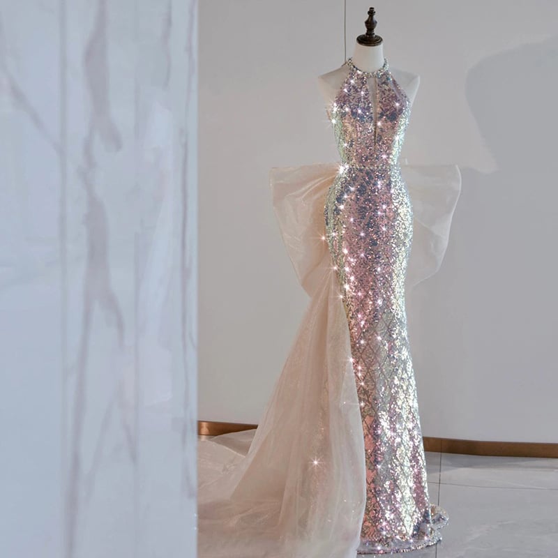 Večernja haljina s halter dekolteom i šljokicama, naglašeni struk, sirena silueta s ribljim repom, pogodna za bankete, vjenčanja i formalne događaje