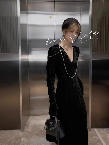 Rochie de catifea cu decolteu în V, mâneci lungi, fustă lungă în linie A, fermoar (Catifea, decolteu V, mâneci lungi, fustă A-line, fermoar)