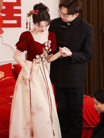 Vjenčana haljina za nazdravljanje; duboki V izrez, bez rukava, duga A-linija suknja, mrežasta tkanina, Chenille-Spandex smjesa (Proljeće 2024)