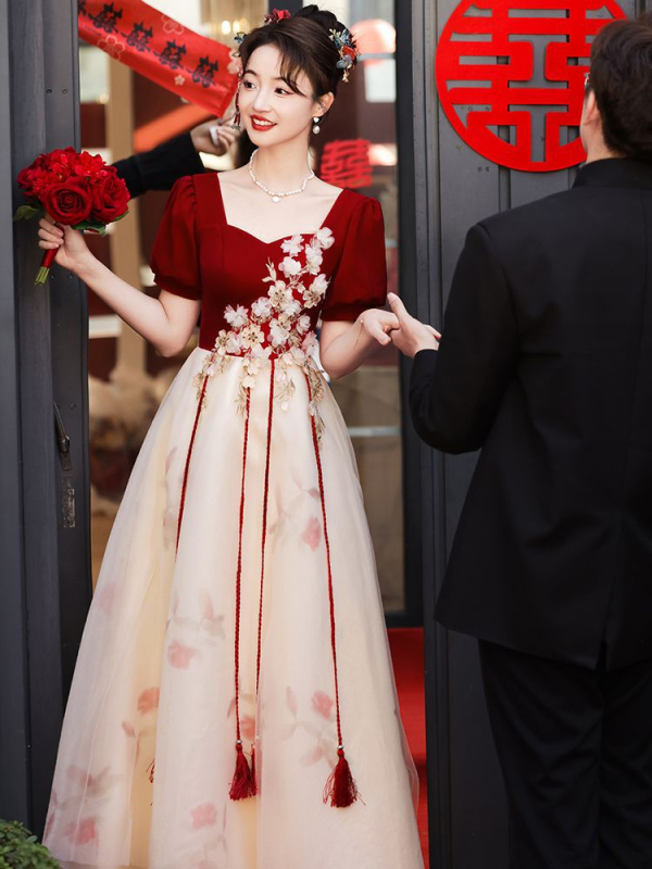 Vjenčana haljina za nazdravljanje; duboki V izrez, bez rukava, duga A-linija suknja, mrežasta tkanina, Chenille-Spandex smjesa (Proljeće 2024)