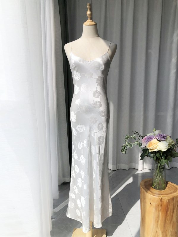 Duga haljina od svile Jacquard, 95% svila mulberry, izrez U oblika, bez rukava, ljeto 2025