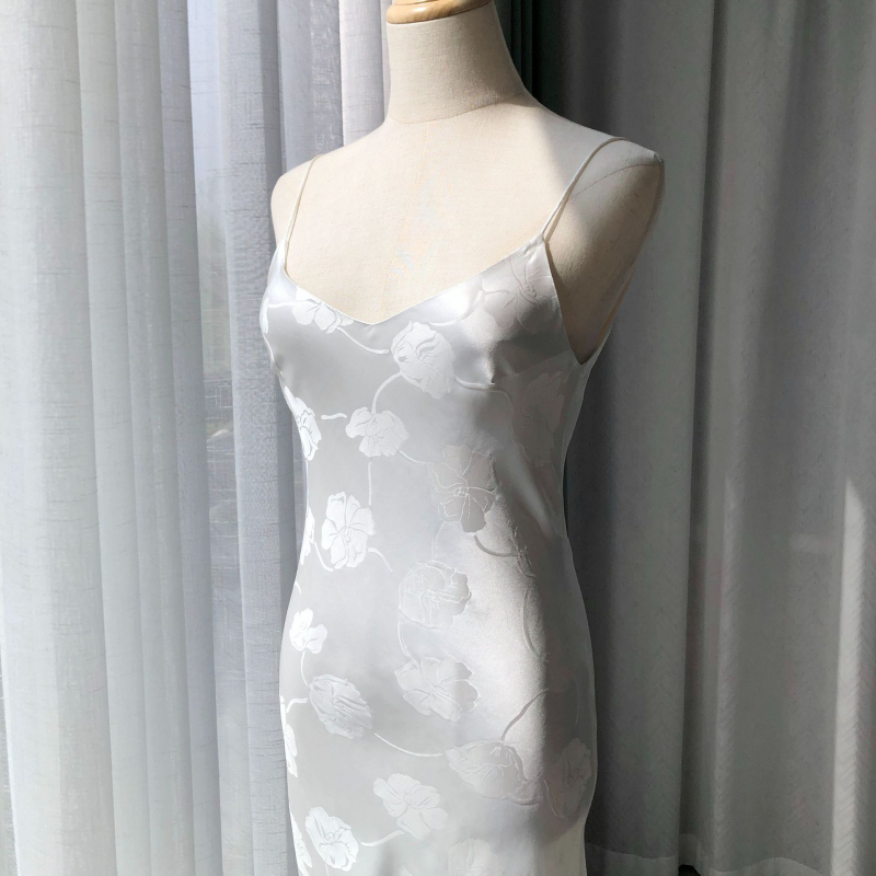 Duga haljina od svile Jacquard, 95% svila mulberry, izrez U oblika, bez rukava, ljeto 2025