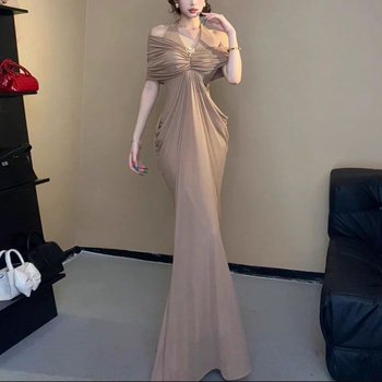 Βραδινό φόρεμα με halter neck, μακριά γραμμή, εφαρμοστό στους γοφούς, υψηλή μέση, κοντά μανίκια, πολυεστέρας