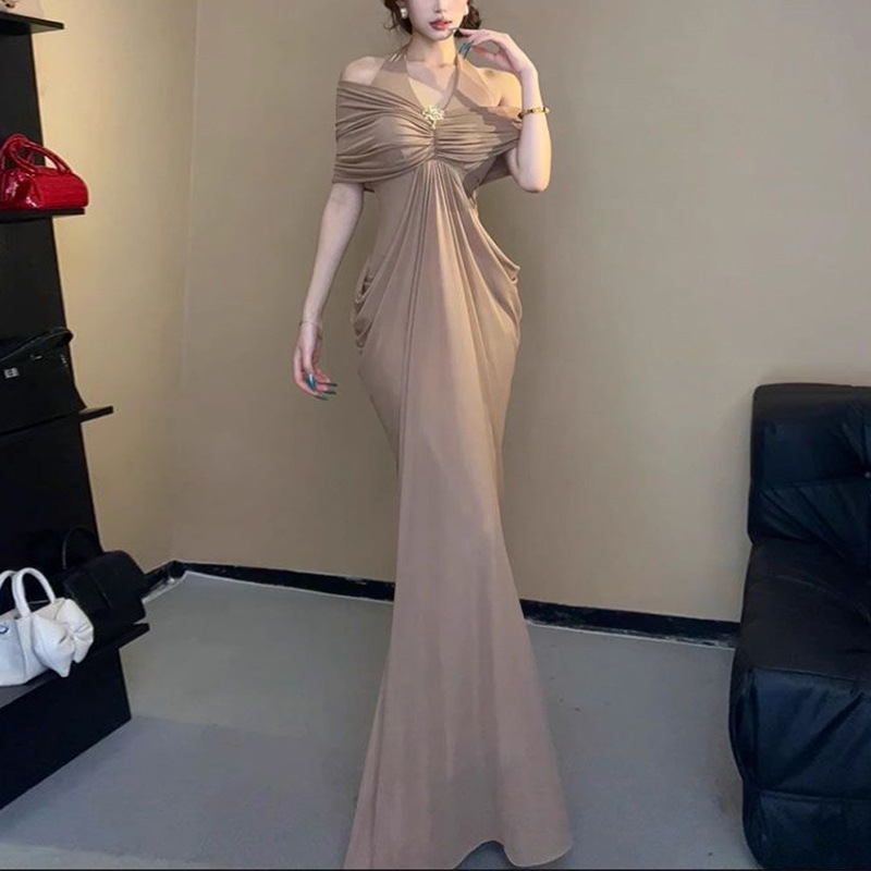 Βραδινό φόρεμα με halter neck, μακριά γραμμή, εφαρμοστό στους γοφούς, υψηλή μέση, κοντά μανίκια, πολυεστέρας