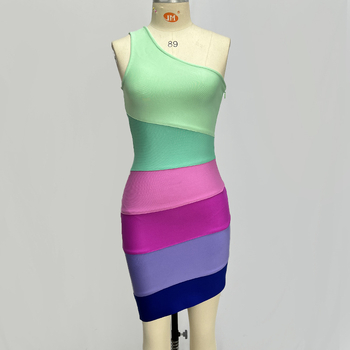 Bandage haljina s pomaknutim ramenima, color-block uzorak, midi duljina, nepravilni rub, poliester-spandeks materijal